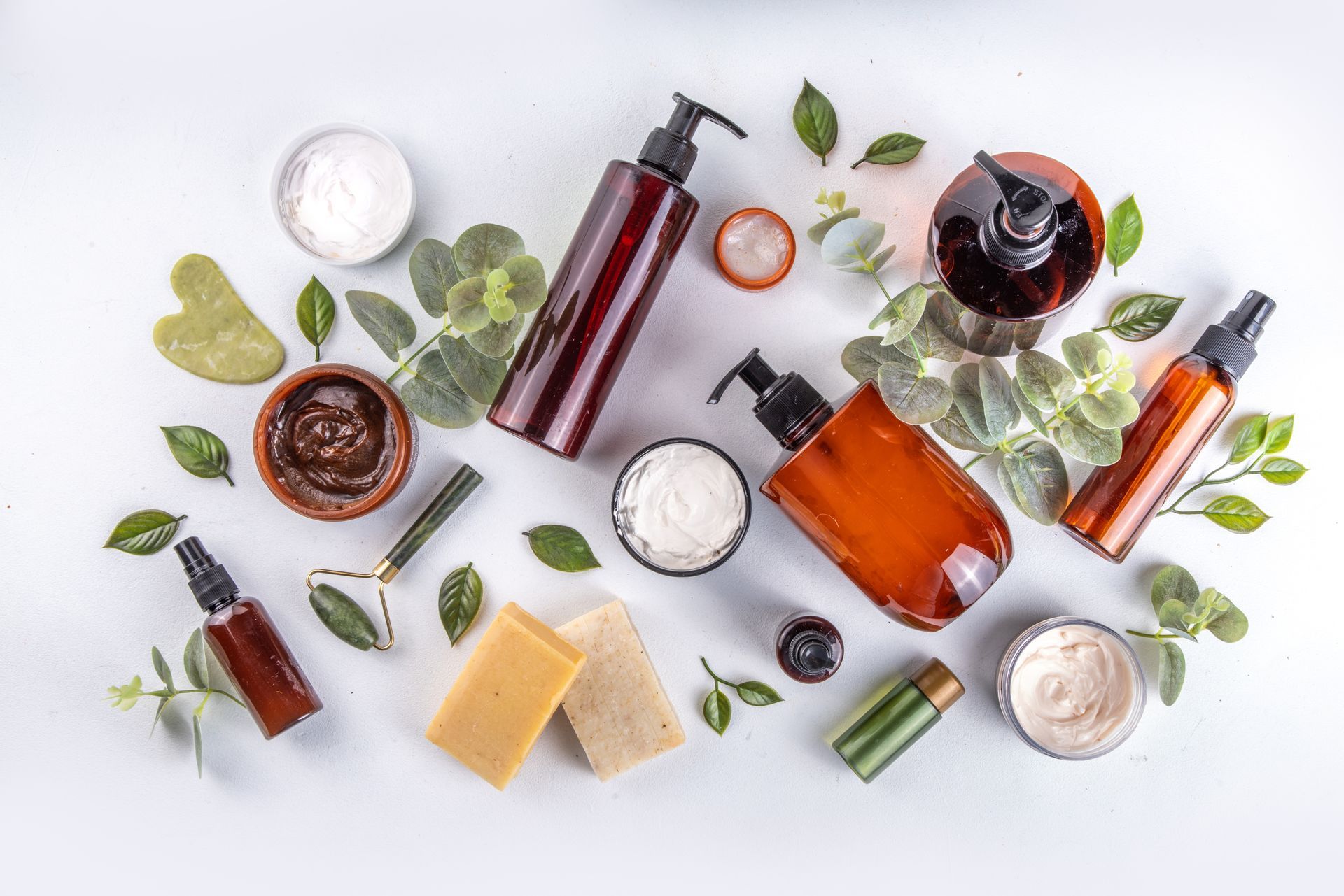 Différents produits naturels : savons, crèmes, shampooings, etc.