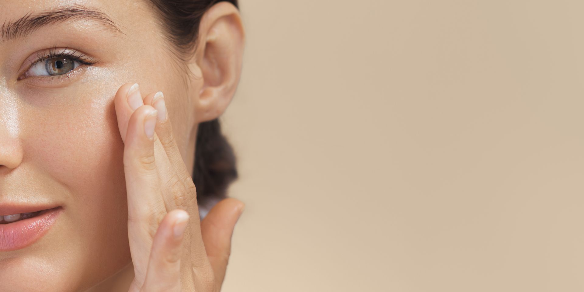Jeune femme touche sa peau ferme et rebondie