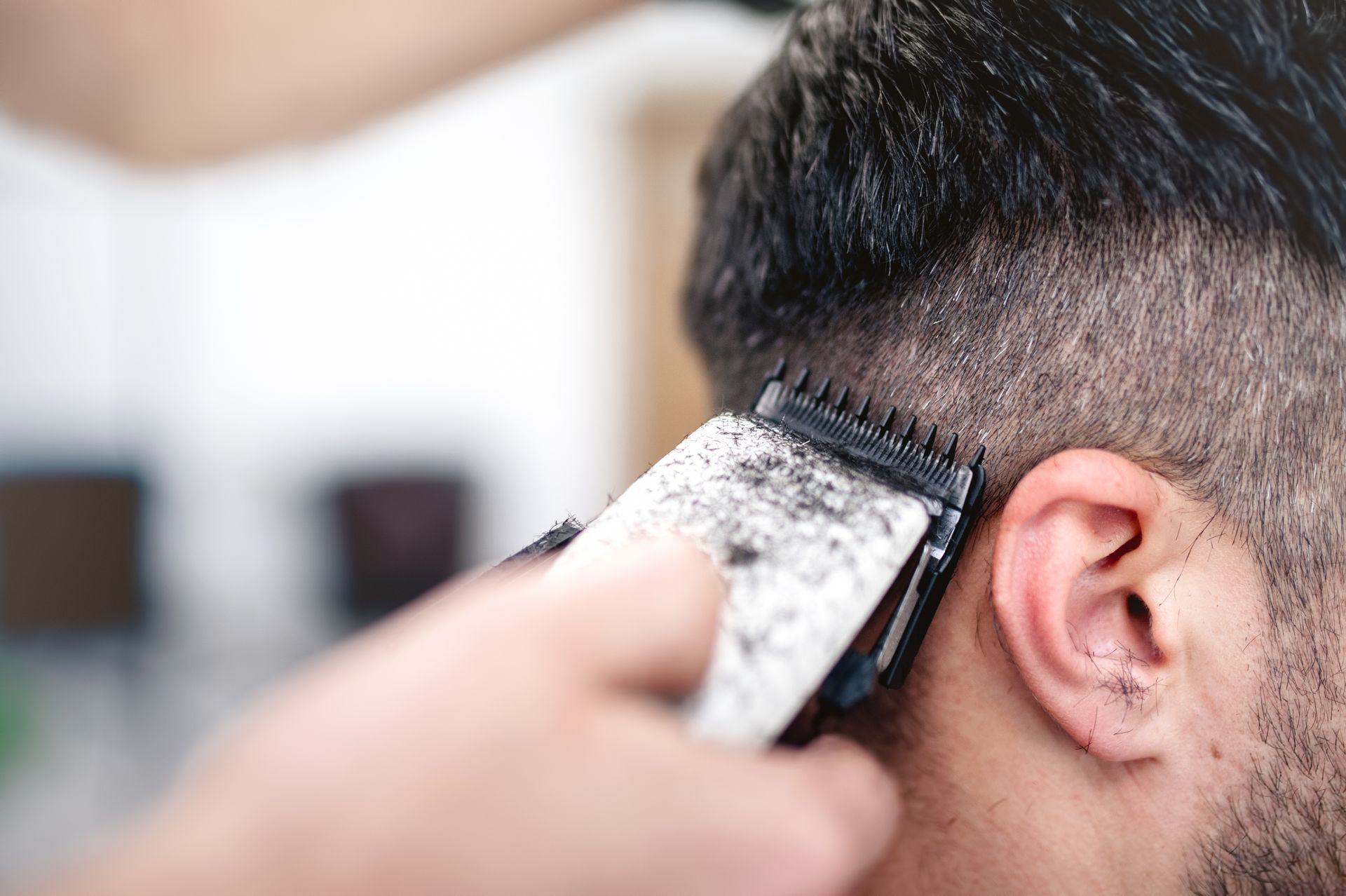 Coupe de cheveux sur un homme, à l'aide d'une tondeuse