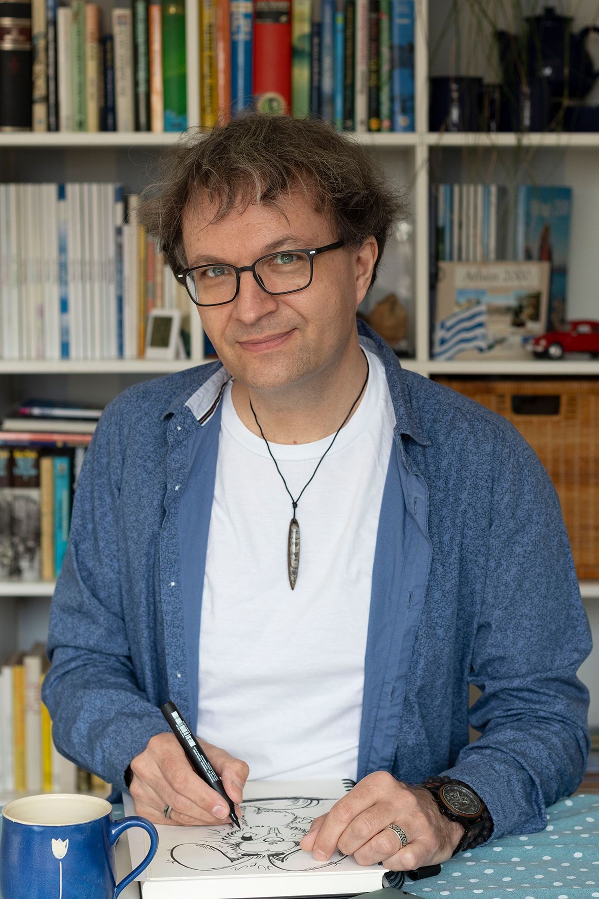 Tobi Wagner mit Skizzenbuch