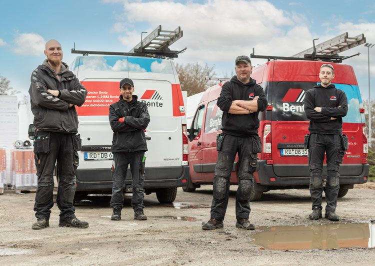 Eine Person arbeitet an einem mit Terrakotta-Ziegeln gedeckten Dach. Sie überprüft oder verlegt Ziegel.