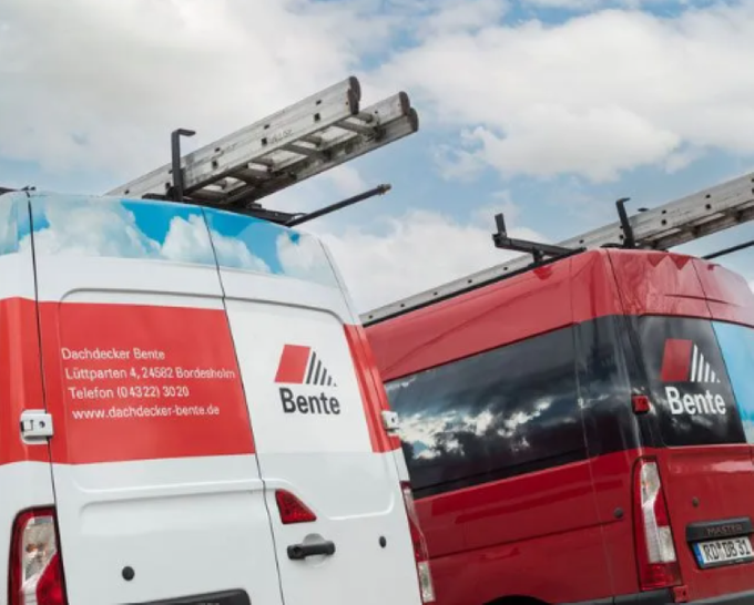 Zwei Firmenfahrzeuge von Dachdecker Bente mit Dachleitern, im Vordergrund die Kontaktdaten auf dem weißen Transporter.