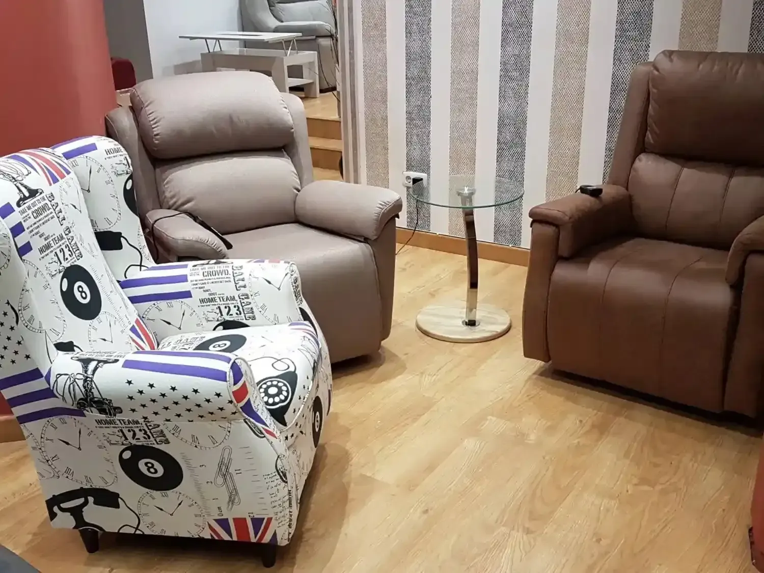 Una habitación con un sillón estampado con motivos de bolas de billar número 8, junto a sillones.
