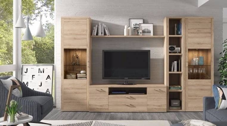 Un mueble para equipos de entretenimiento de madera clara con televisor, estantes y armarios en una sala de estar moderna.