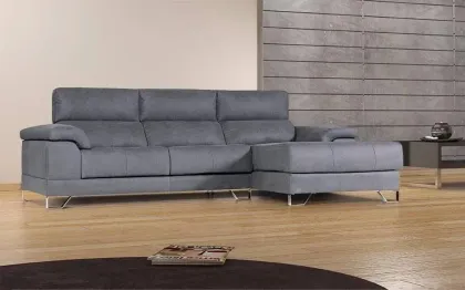 Un sofá modular gris en forma de L con patas metálicas descansa sobre un suelo de madera.