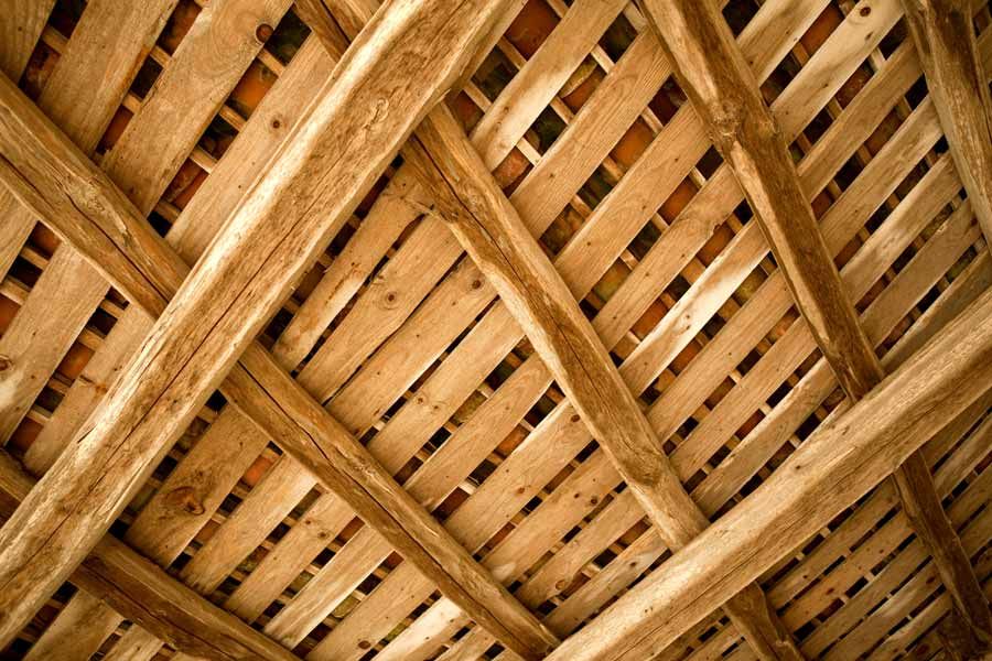 Vieille charpente avec quelques planches rongées par les termites