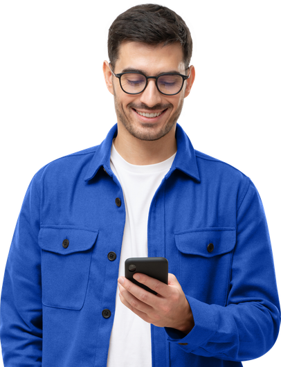Homme souriant avec un mobile à la main