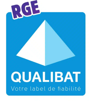 Badge rectangulaire bleu et blanc avec mention RGE QUALIBAT - Votre label de fiabilité et une pyramide dessinée
