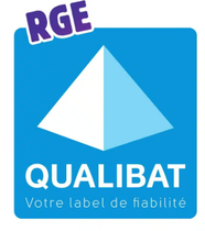 Badge rectangulaire bleu et blanc avec mention RGE QUALIBAT - Votre label de fiabilité et une pyramide dessinée
