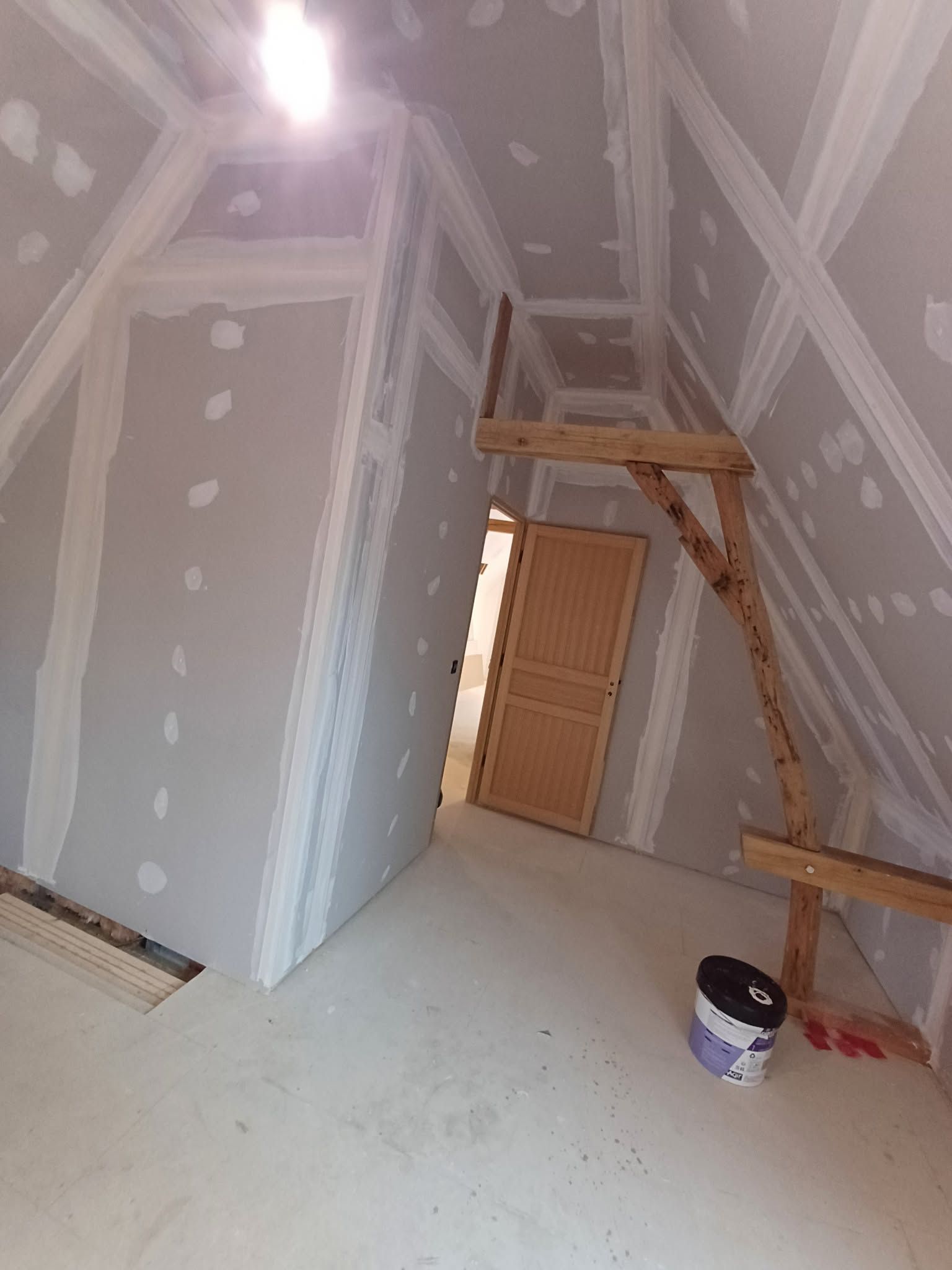 Mur plaqué prêt à être peint