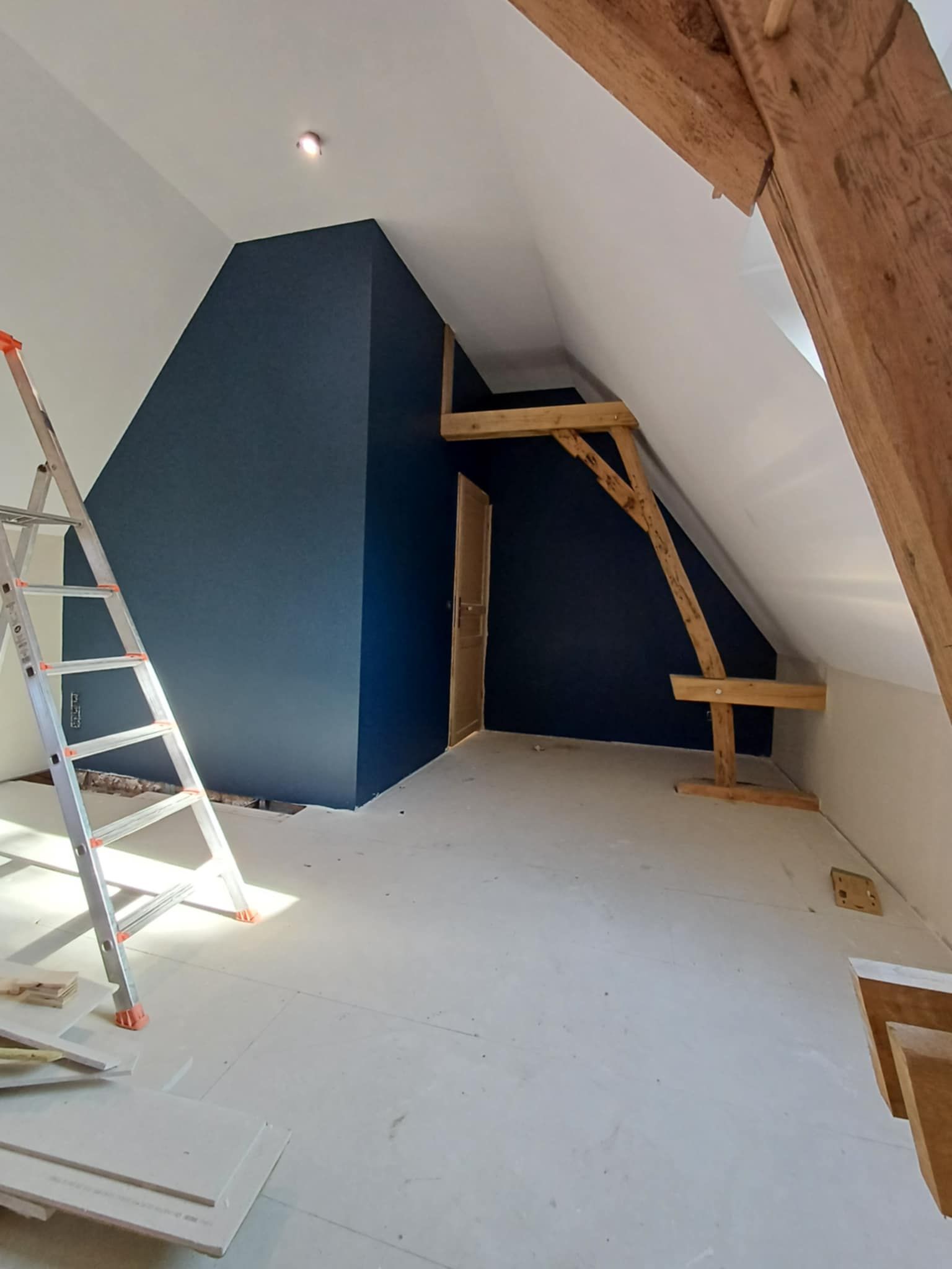 Pièce en cours de peinture, avec mur bleu et blanc
