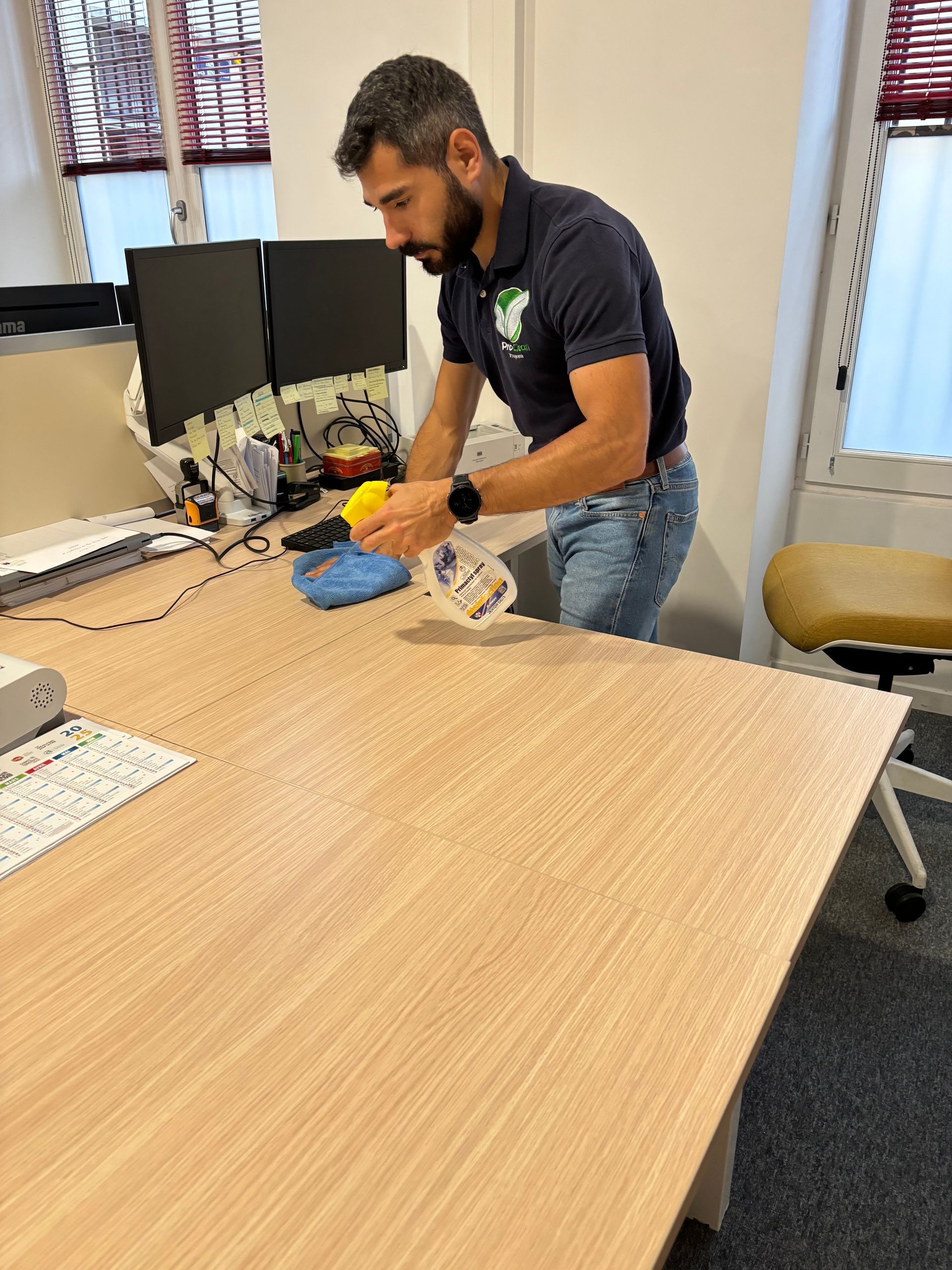 Dépoussiérage des surfaces dans un bureau