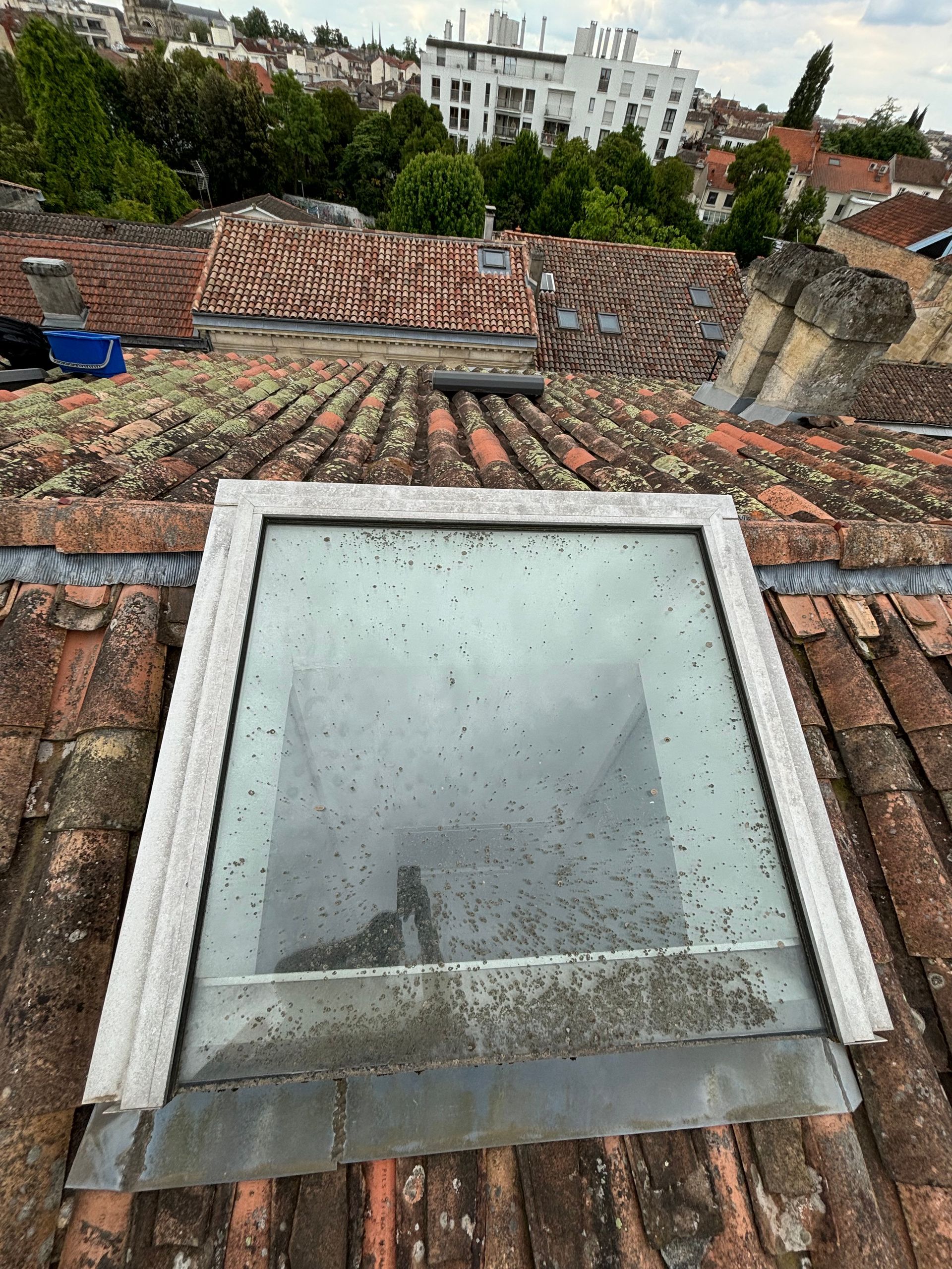 Fenêtre de toit avant nettoyage