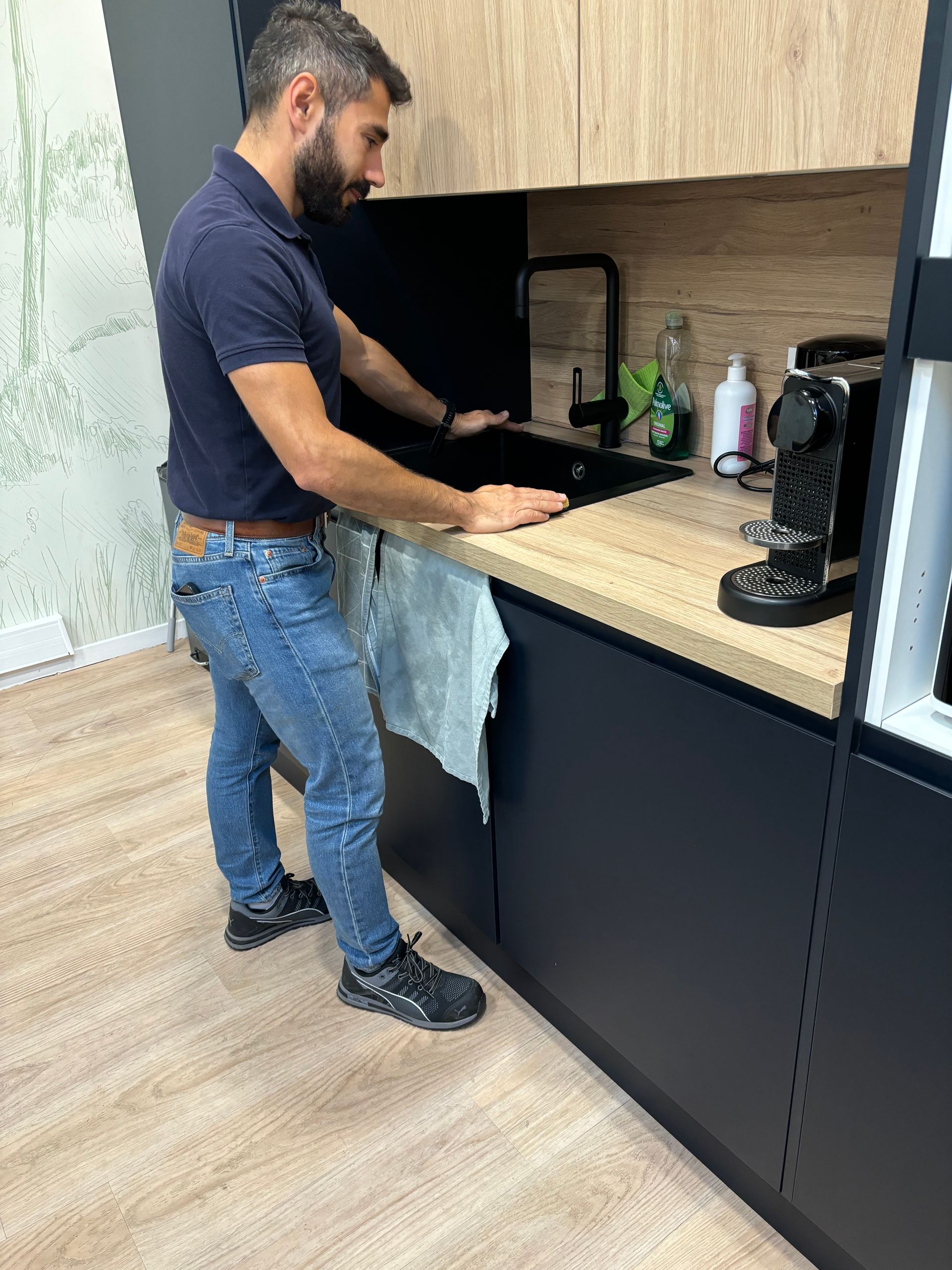 Ménage d'une salle de pause dans un bâtiment professionnel