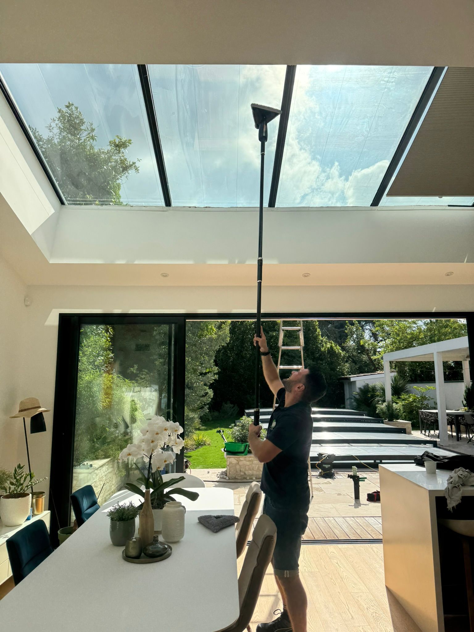 Nettoyage de verrière de toit à la perche