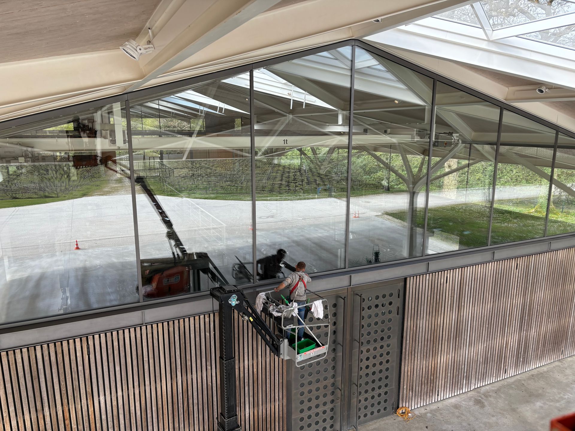 Nettoyage de vitrage difficile d'accès en nacelle élévatrice