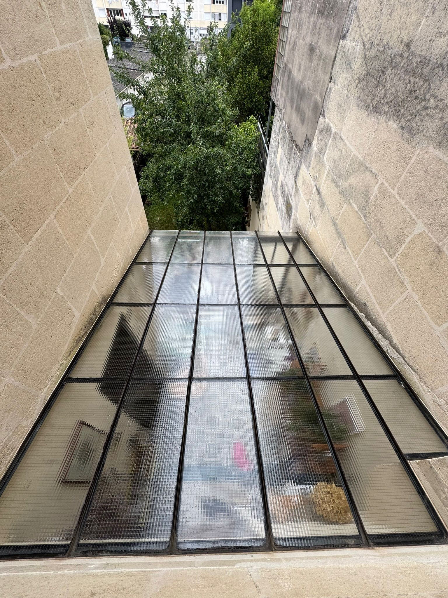 Toit de véranda en verre dépoli nettoyé