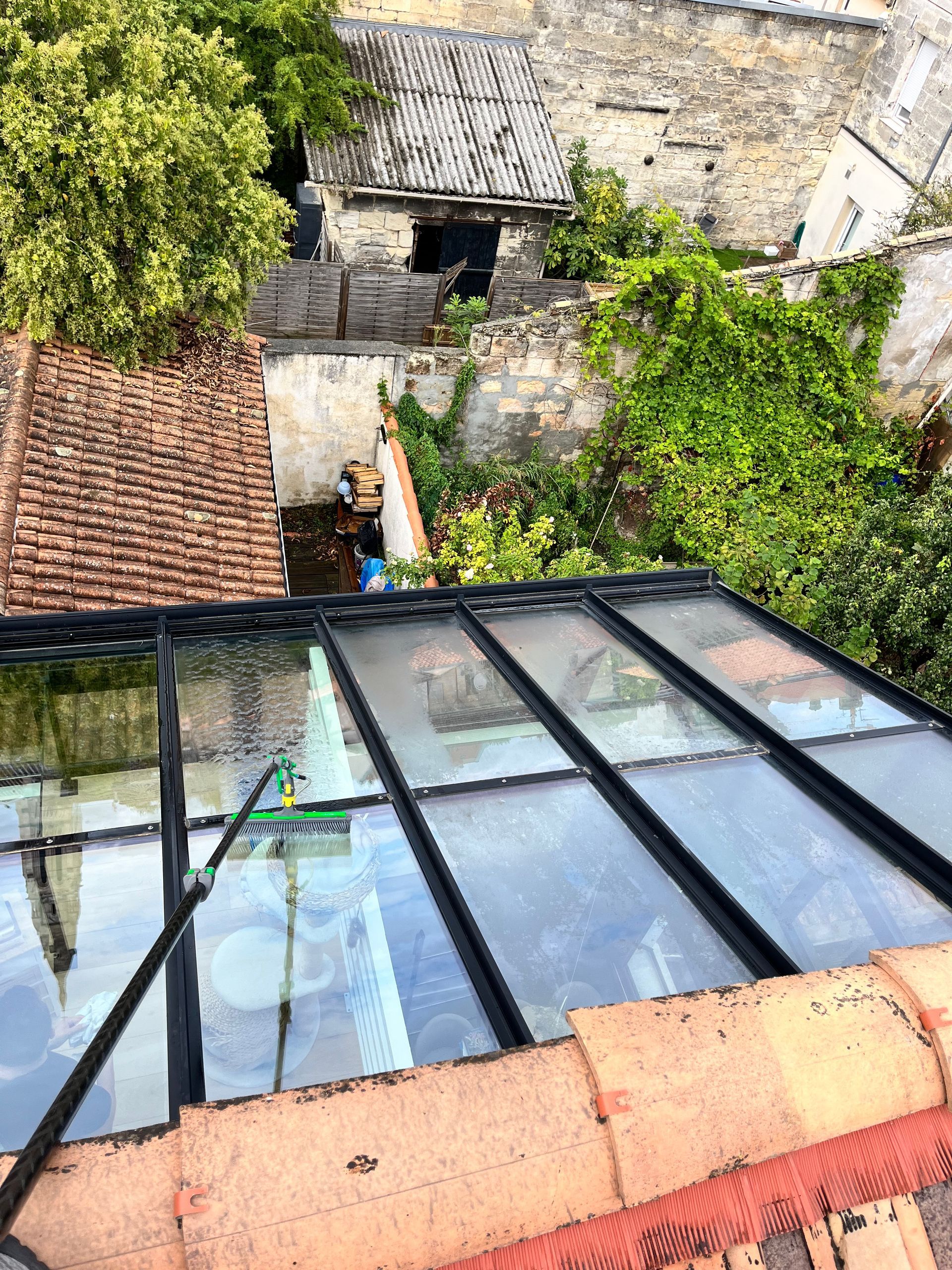 Toit de véranda verre et acier pendant nettoyage