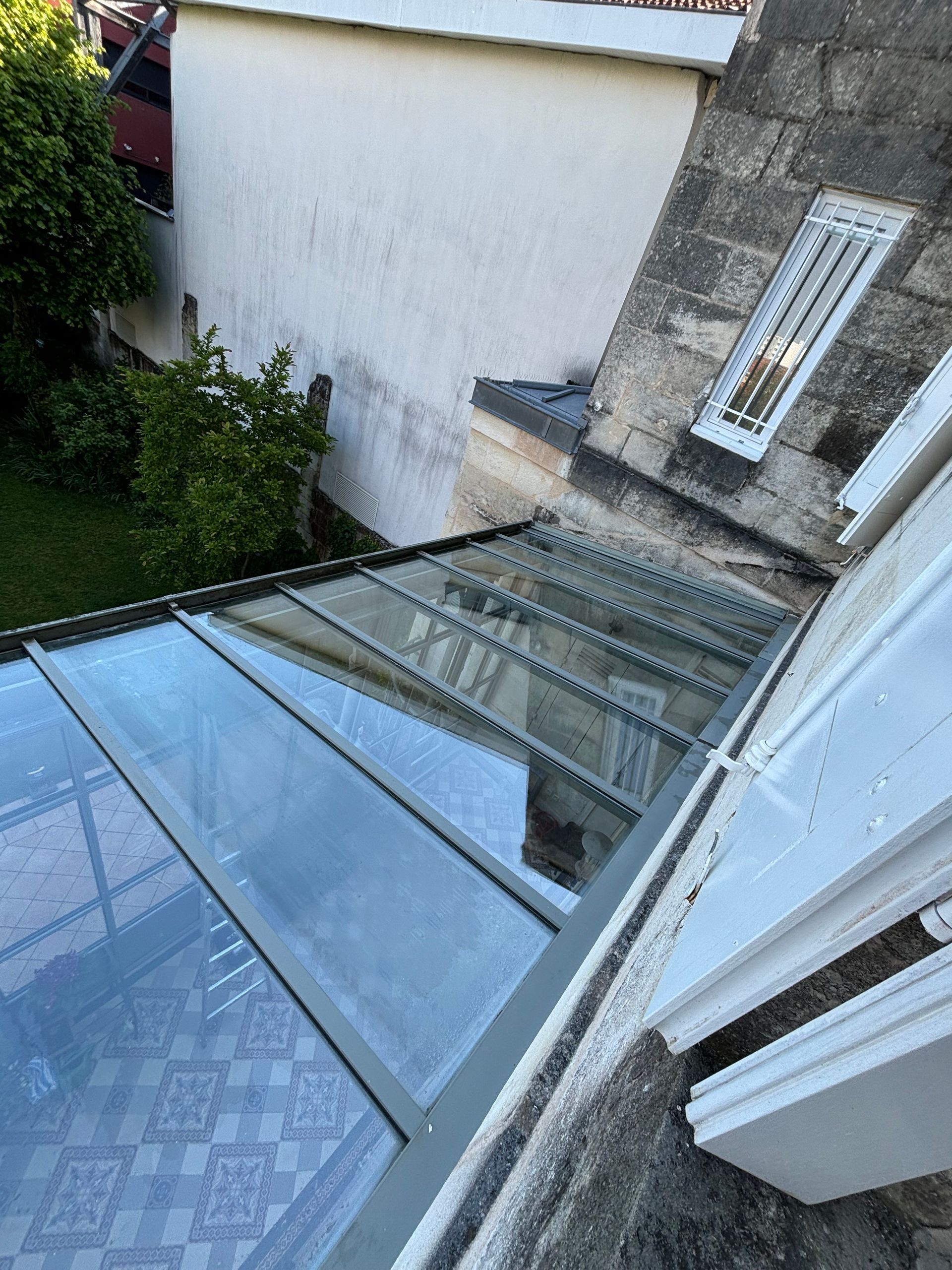 Toit vitré de véranda après nettoyage