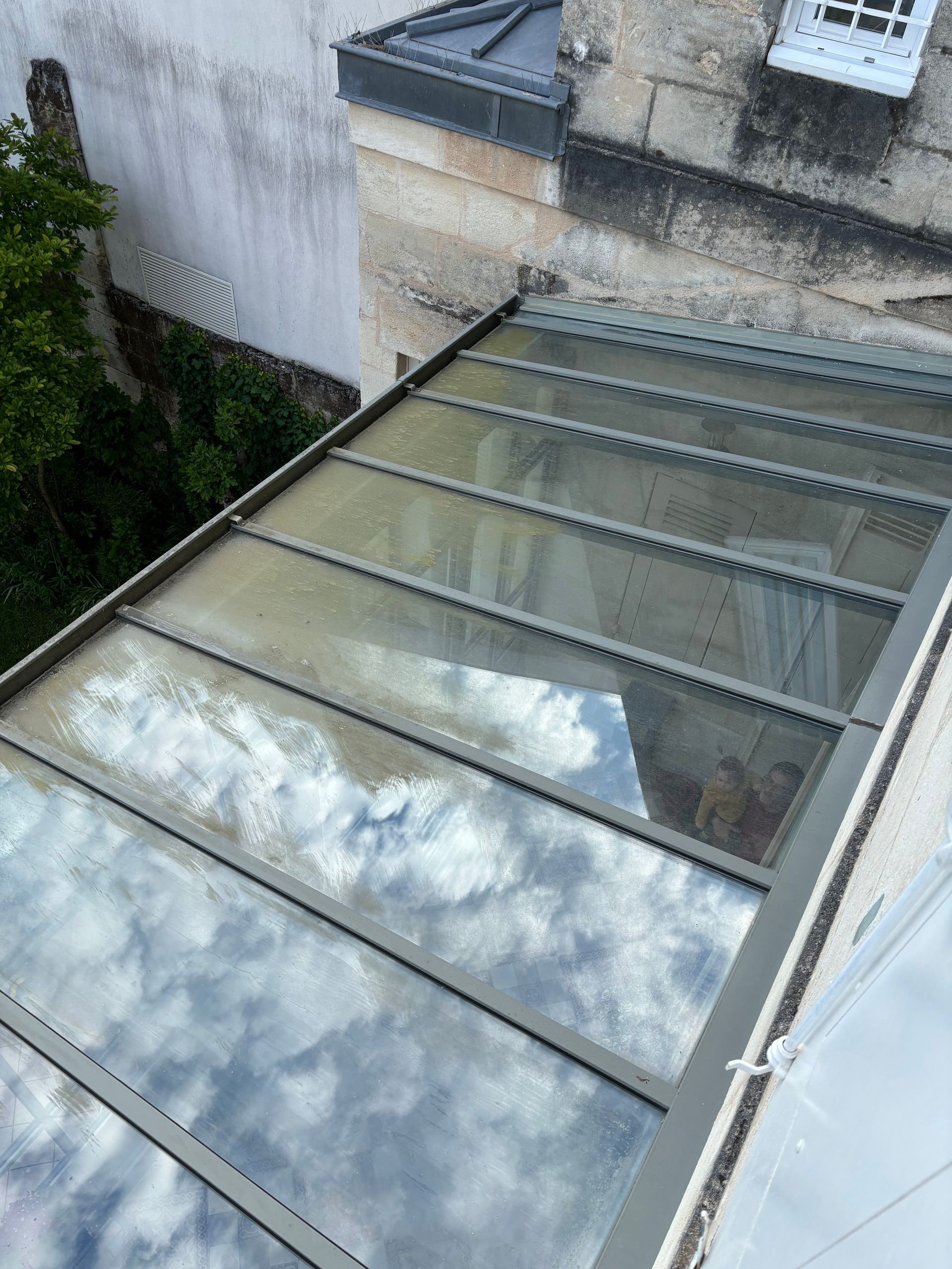 Toit vitré de véranda avant nettoyage