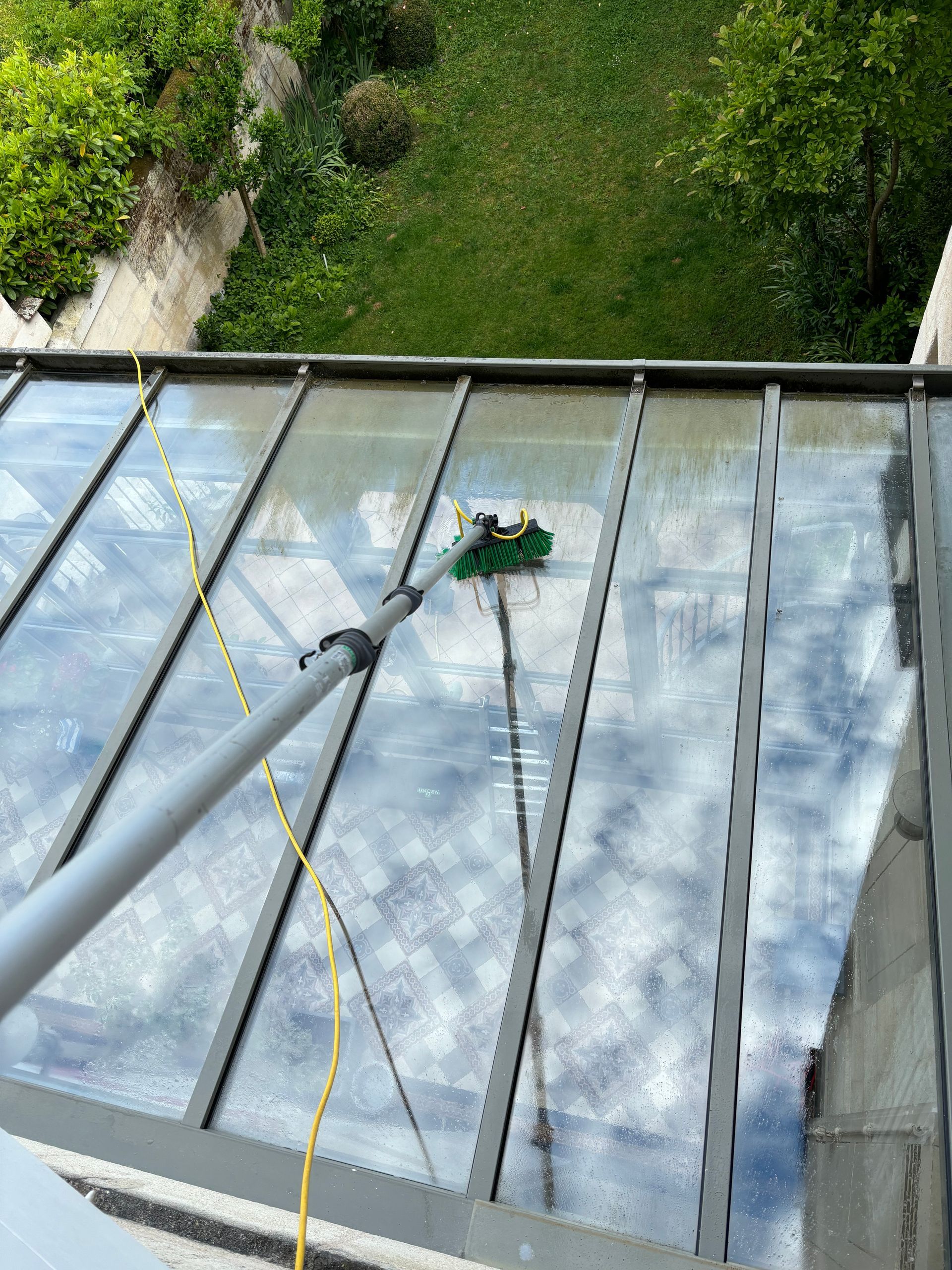 Toit vitré de véranda pendant nettoyage