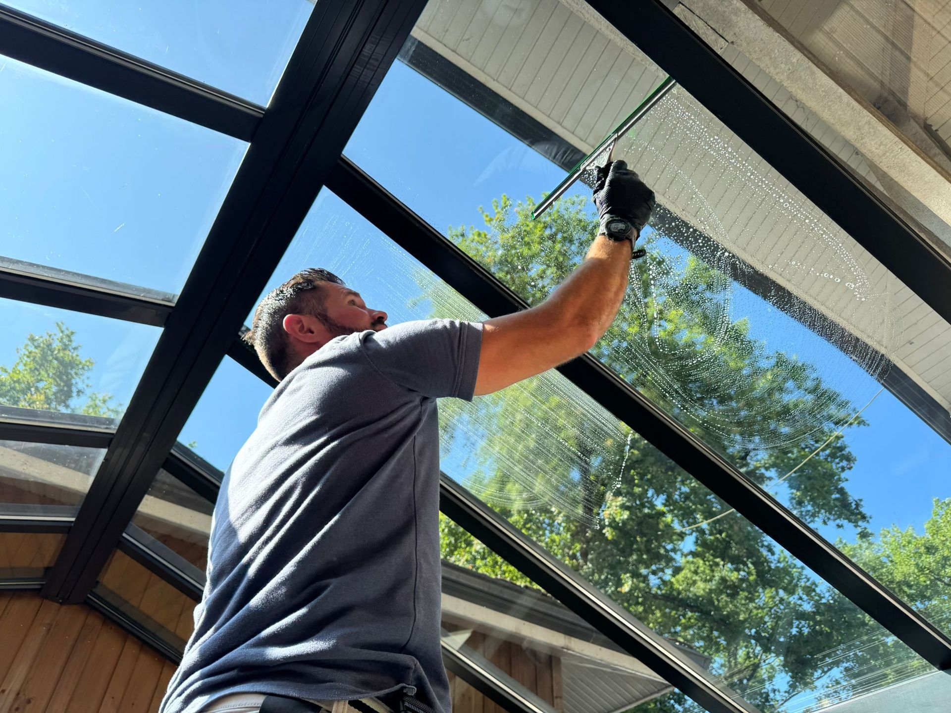 Nettoyage de l'intérieur d'une verrière de toit