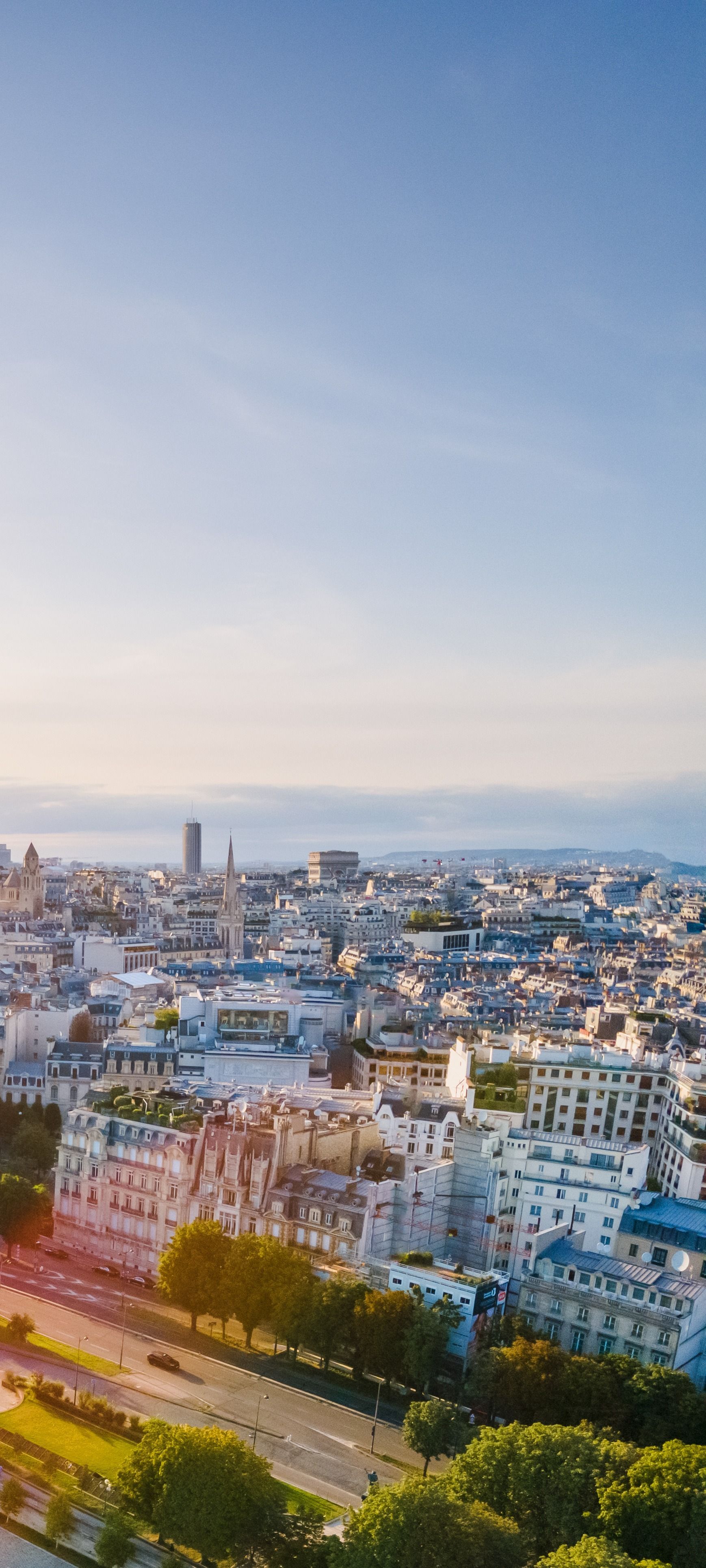 Habitations de Paris avec l'Arc de Triomphe en fond