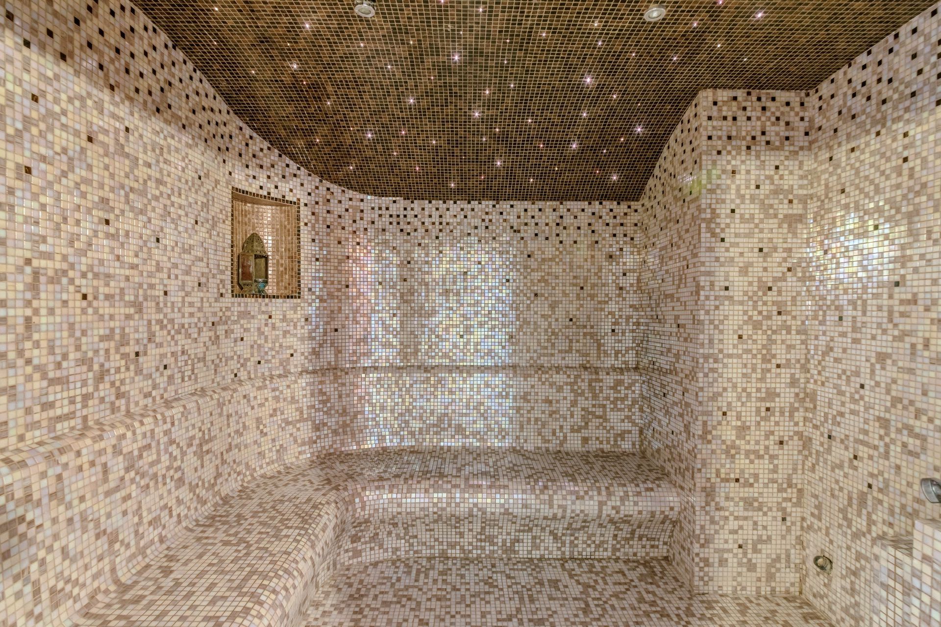 Hammam composé de mosaïques