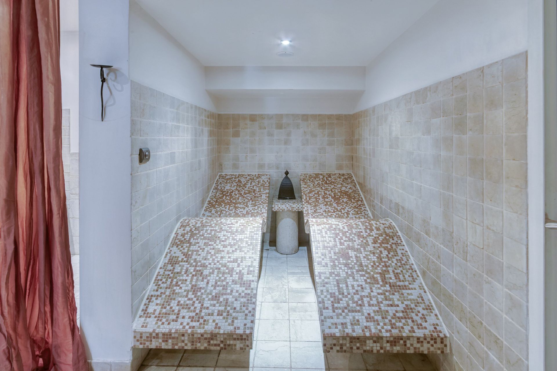 Salle de hammam avec de la faïence et de la mosaïque