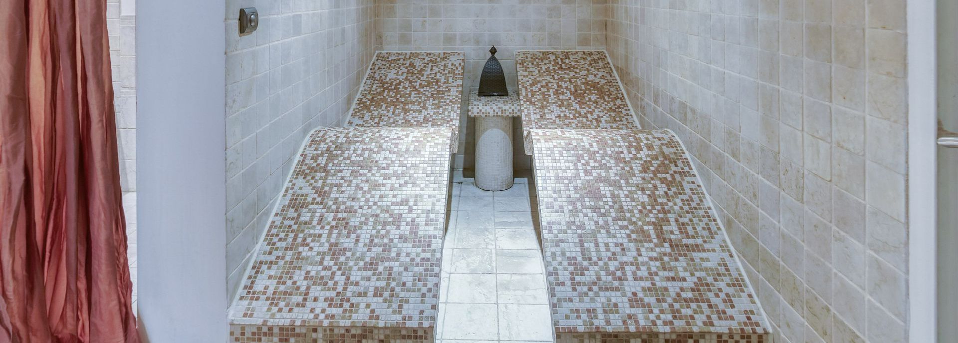 Bancs de hammam constitués de mosaïques