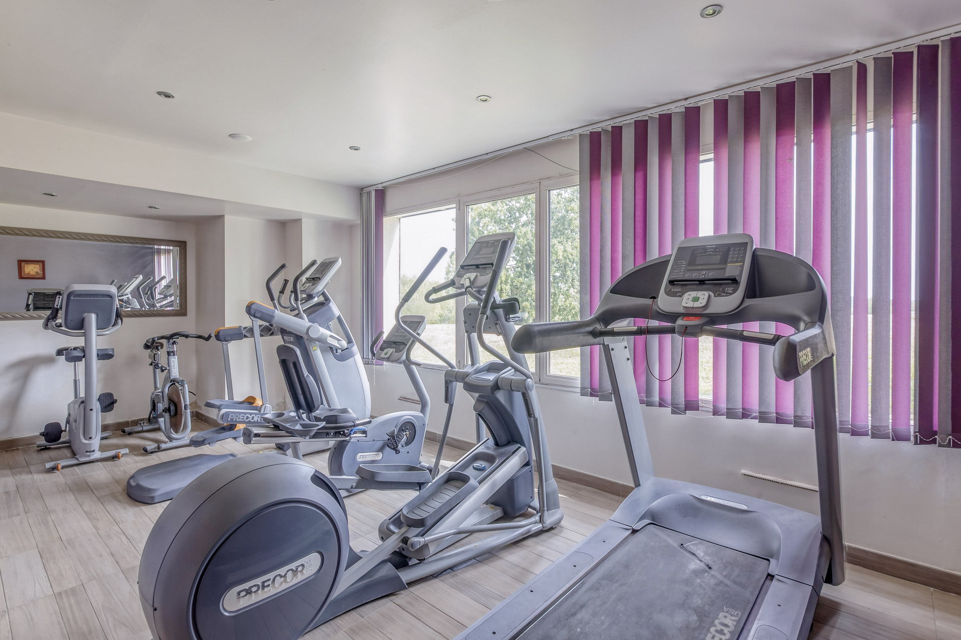 Salle de sports avec différentes machines
