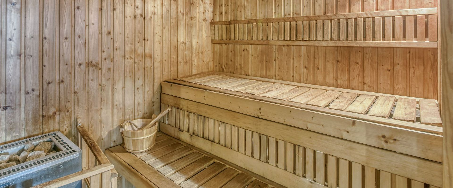 Salle de sauna entièrement en bois