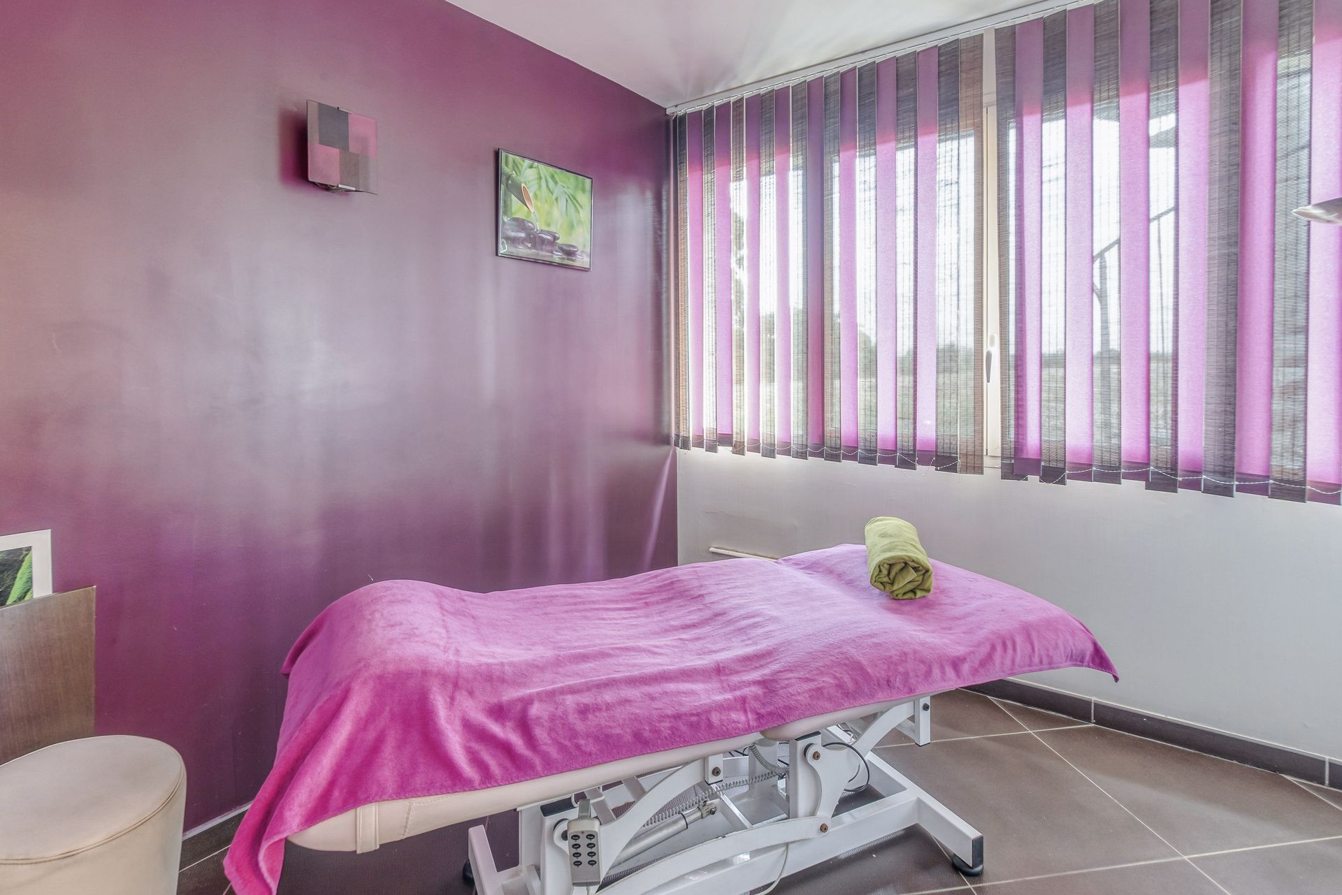Pièce d'un institut de beauté dans les tons rose et violet