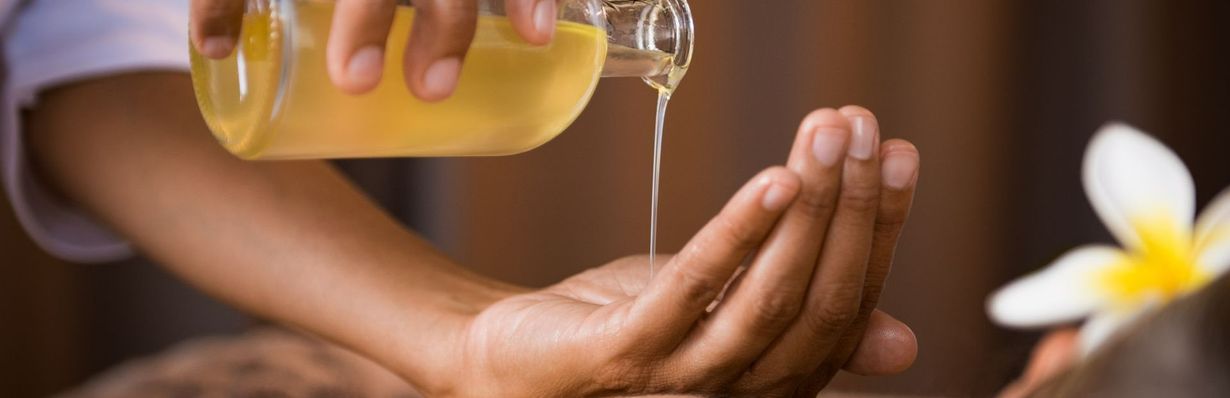 Versement d'huile dans une paume de main