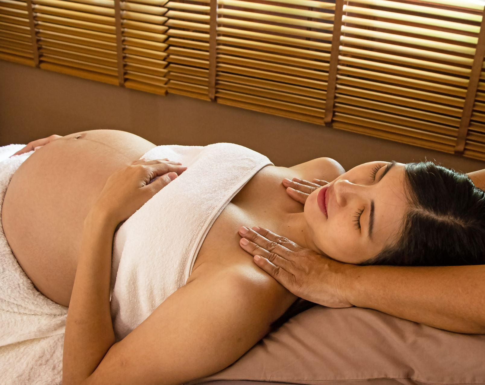 Modelage des épaules pour une femme enceinte
