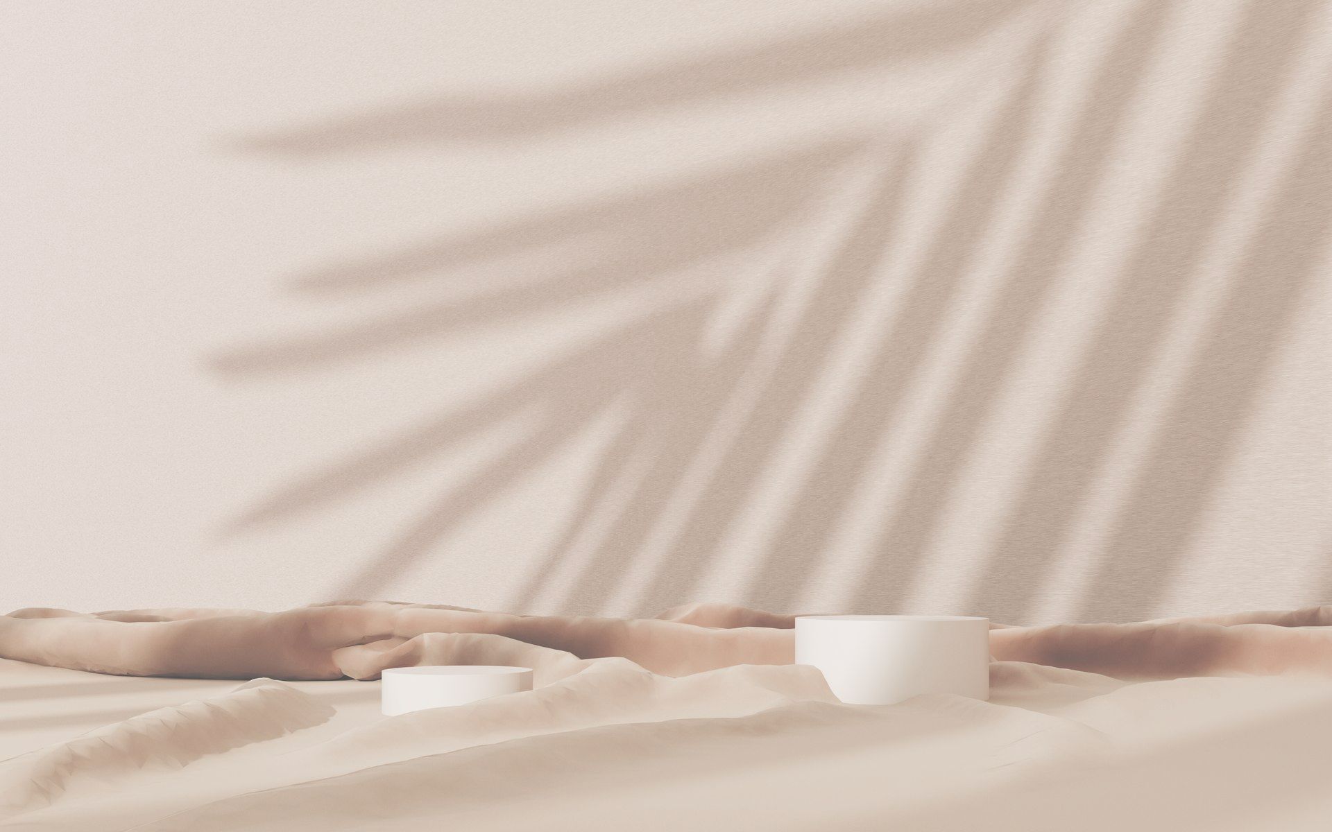 Deux bougies dans du sable fin avec l'ombre d'une branche d'un palmier