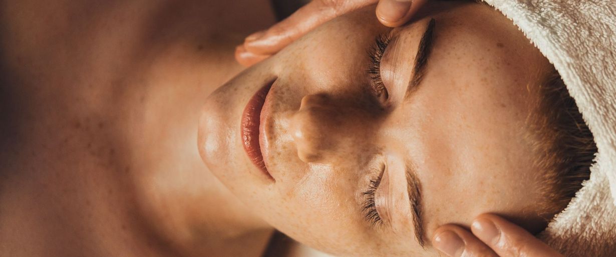 Modelage d'un visage de femme