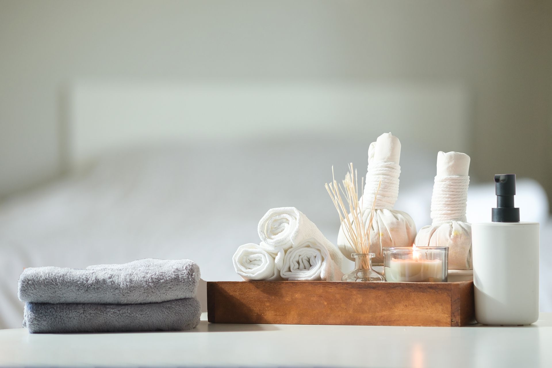 Matériaux d'un institut de beauté : différentes serviettes, bâtons d'encens, produits en bouteille
