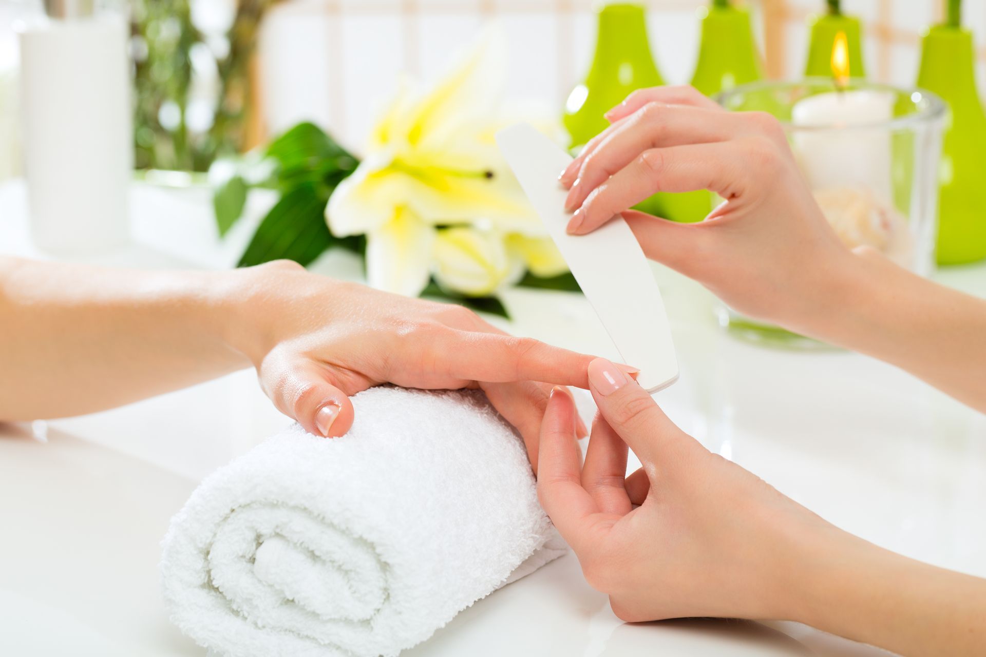 Manucure avec gommage des peaux mortes autour des ongles