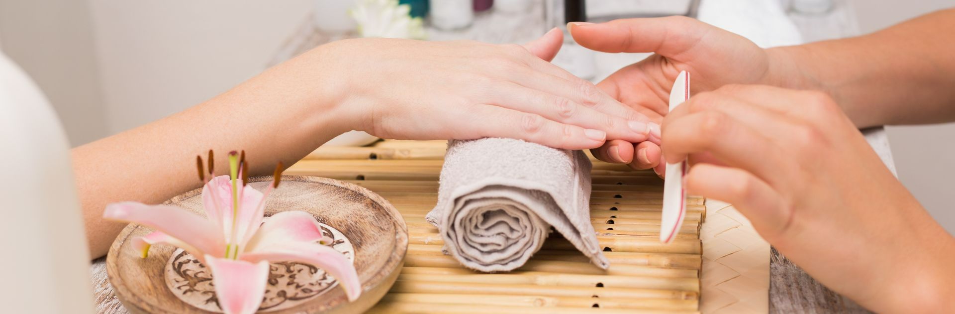 Manucure avec limage des ongles sur une serviette et un support en bambou