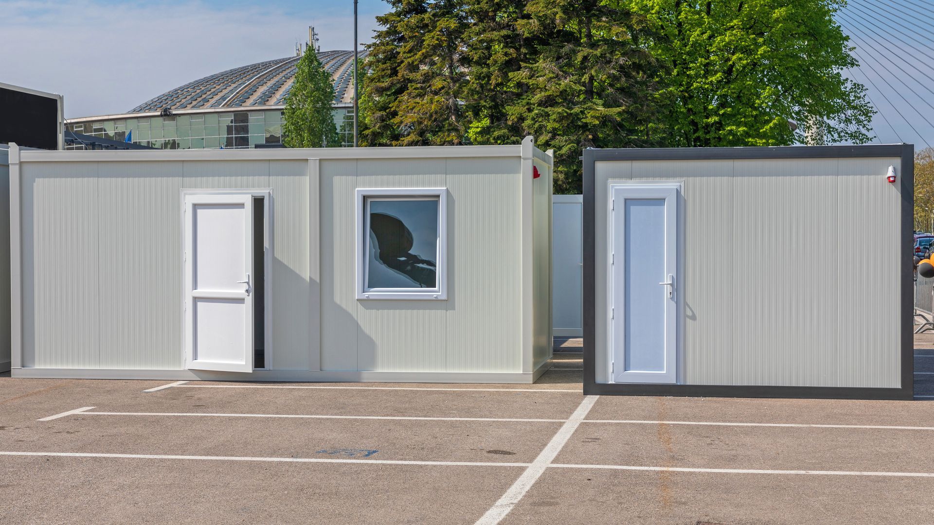 2 bungalows de chantier blancs.