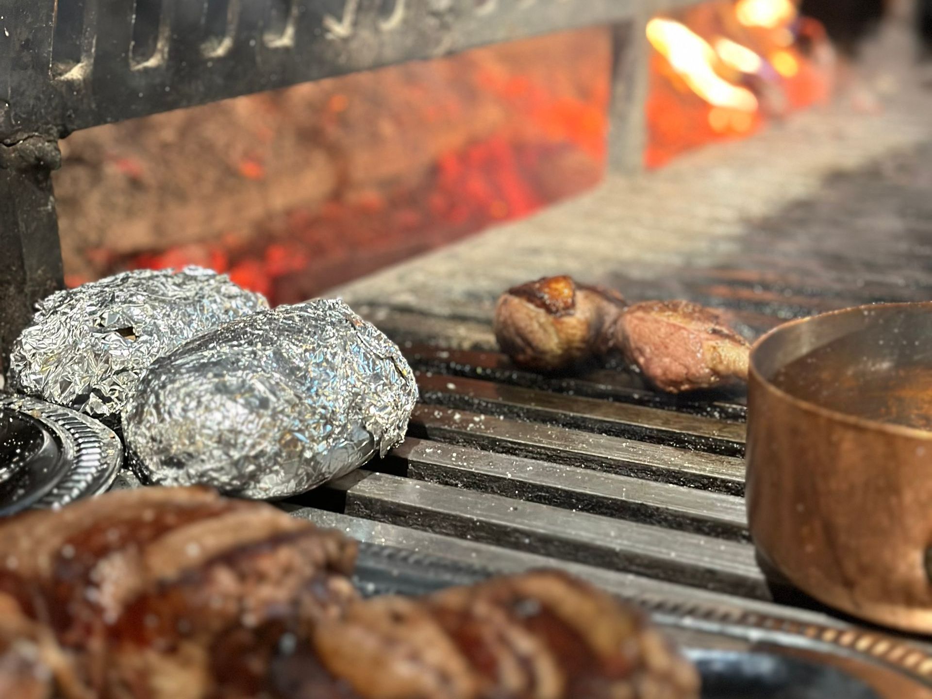 Photo des grillades sur feu de bois
