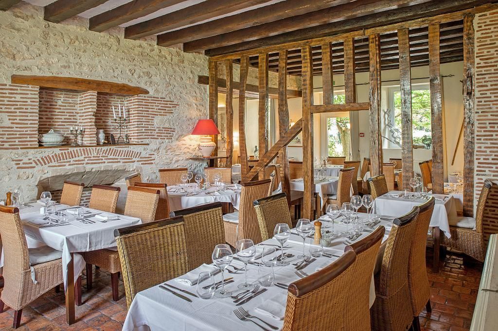 Salle de restaurant - mise en place avant service