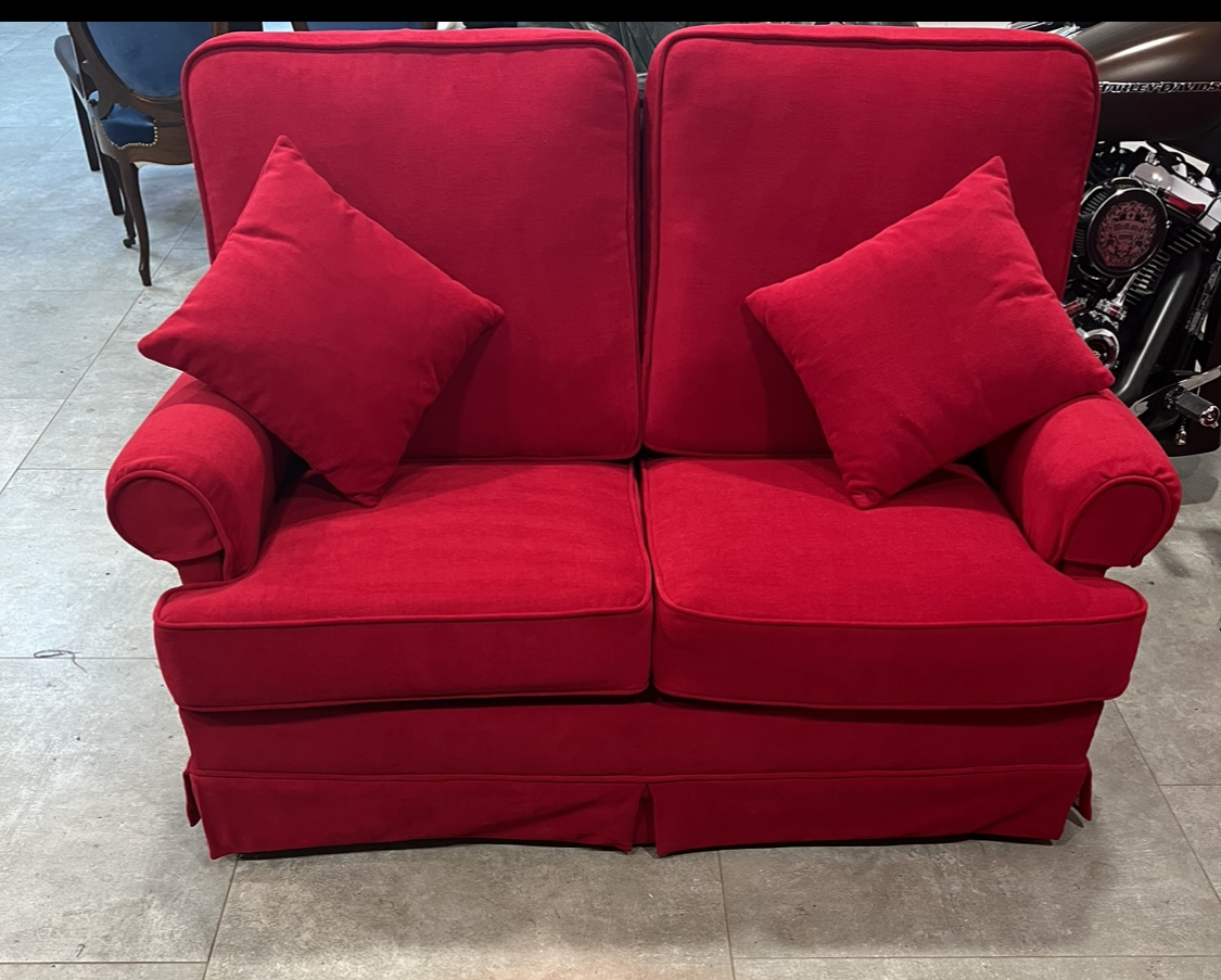 Un canapé rouge avec deux coussins dessus
