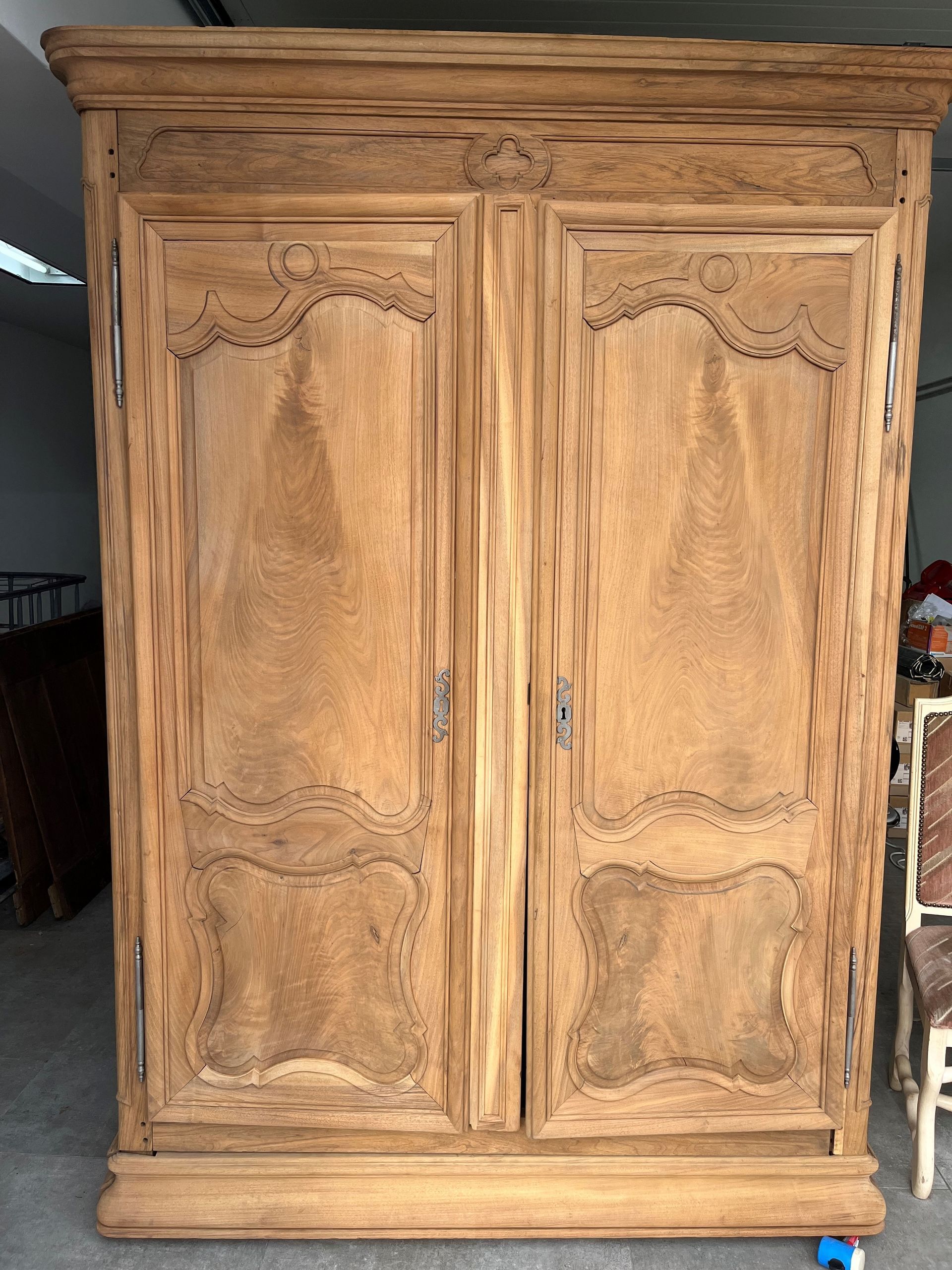 Un gros plan d'un canapé en cuir vert avec des boutons.