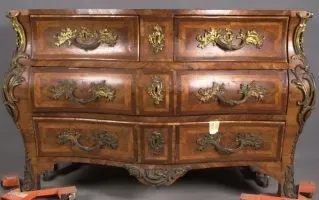 Deux chaises à pois sont assises l'une à côté de l'autre sur un parquet en bois.