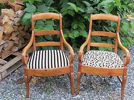 Deux chaises sont assises l'une à côté de l'autre sur une route de gravier.