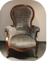 Une chaise avec un imprimé crocodile dessus est posée sur le sol.