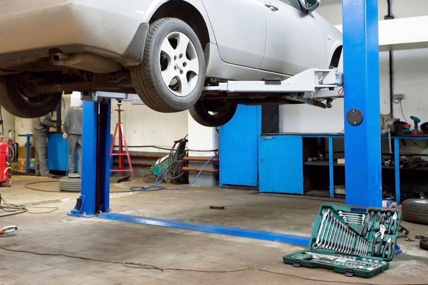 Un coche está estacionado en un elevador en un garaje.