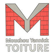 Logo M en forme de toit de briques rouges avec le texte &laquo; Mouchou Yannick TOITURE &raquo; en dessous